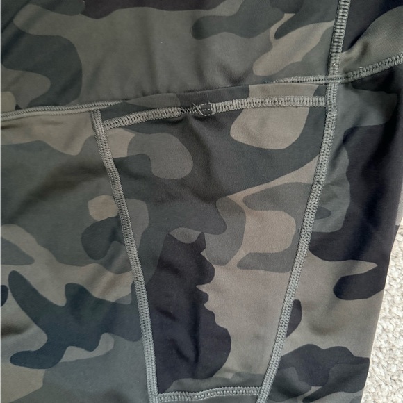 Polo Ralph Lauren Black & Grey Camouflage yoga pants (pony on back) - Picture 3 of 7